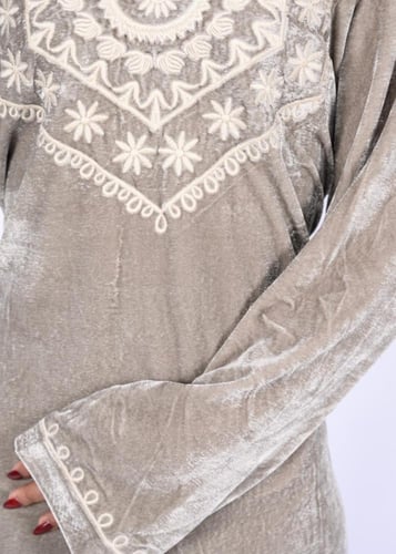 جلابية مخمل نسائي مطرزة