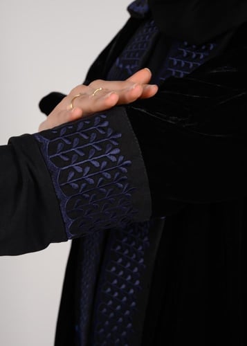 عباية مخمل مطرزة كاملة مع طرحة مطابقة