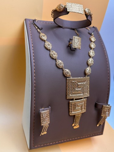طقم زخارف الذهب الفاخر