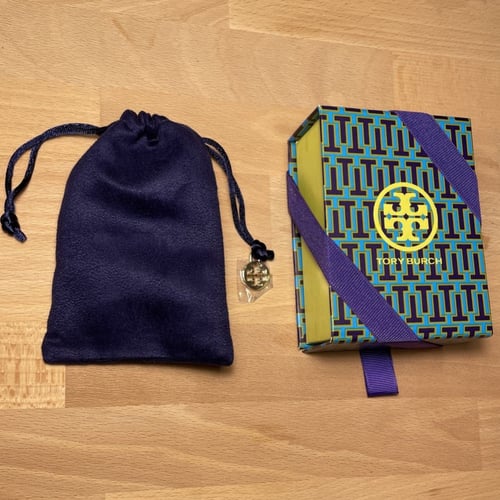 سوار توري بورش كايرا مطلي بالمينا توري ذهبي لون بح...