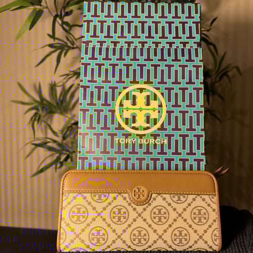 محفظة نحيفة بحرف T مونوغرام جاكار