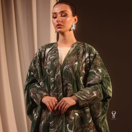 عبايه بشت مخمل باللون الأخضر مع تطريز وشك يدوي