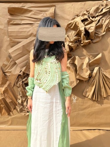 فستقي بلمسه ذهبيه