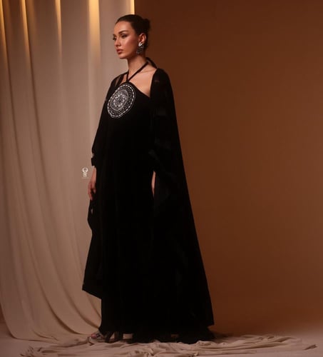 جلابية سوداء بدائرة شك وتطريز يدوي