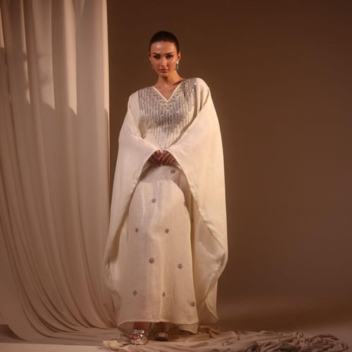 جلابيه بيضاء بشك فضي