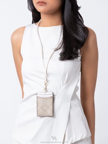 اي دي هولدر باللون البني من كوتش