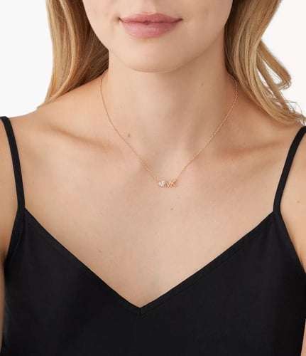 سلسال باللون الروز قود من مايكل كورس