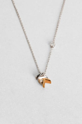 سلسال باللون الفضي من مايكل كورس