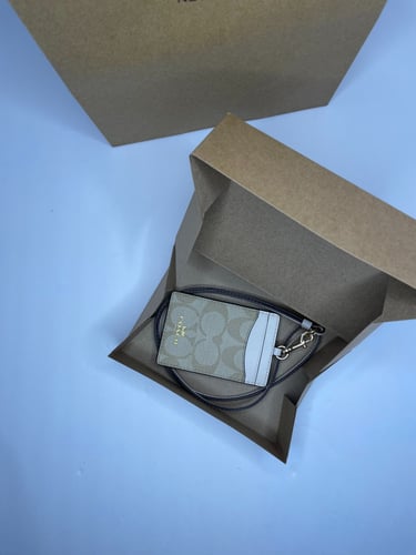 اي دي هولدر باللون الابيض من كوتش