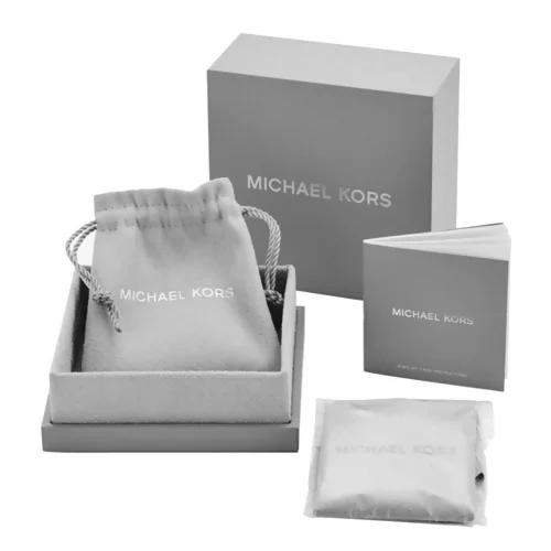 سلسال باللون الفضي من مايكل كورس