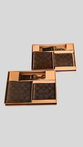 طقم هدية رجالية محفظة و ميدالية باللون الاسود من ك...