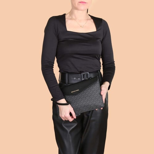 باوتش باللون الاسود من مايكل كورس