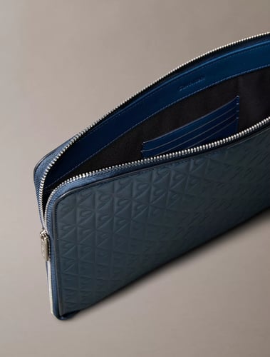 باوتش ايباد للجنسين من كالفن كلاين باللون الازرق