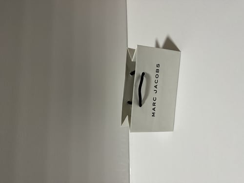 اي دي هولدر باللون الاسود من مارك جاكوبس