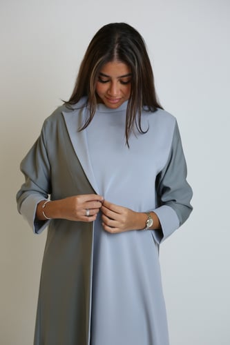 عباءة كريب رسمية بكولة مرتفعة