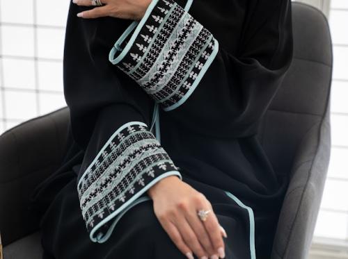 عباية سودا تطريز من الاكمام باللون التيڤاني