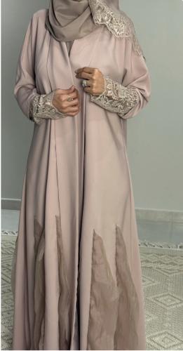 عباية كريب ياباني اللون بينك مع دانتيل فرنسي