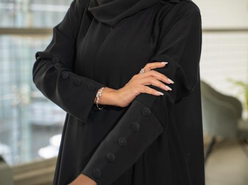 عباية عمليه باللون الأسود