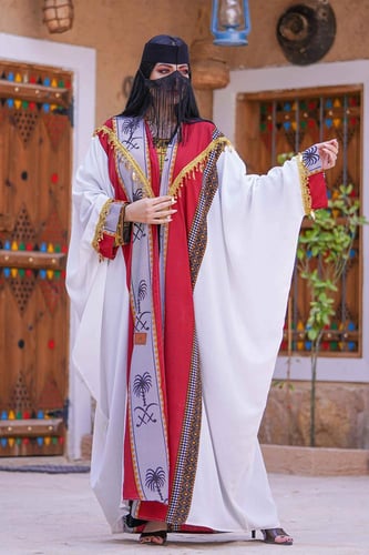 بشت يوم التأسيس أبيض متزين بقماش السدو