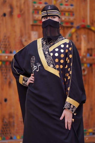 بشت أسود مع تطريز وقماش منقط ذهبي على الأمام