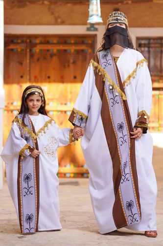 بشت أبيض متزين بقماش السدو البني