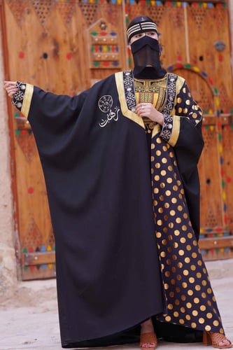 بشت أسود مع تطريز وقماش منقط ذهبي على الأمام