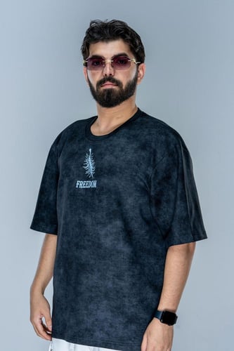 تيشرت أسود بتصميم شخصية إيرين ييغر