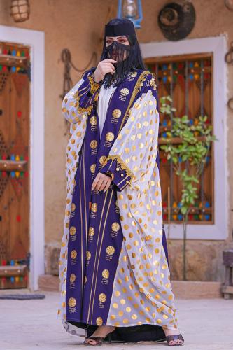 بشت يوم التأسيس أبيض مع أزرق متزين بهوية يوم التأس...