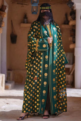 بشت يوم التأسيس أخضر متزين بهوية يوم التأسيس