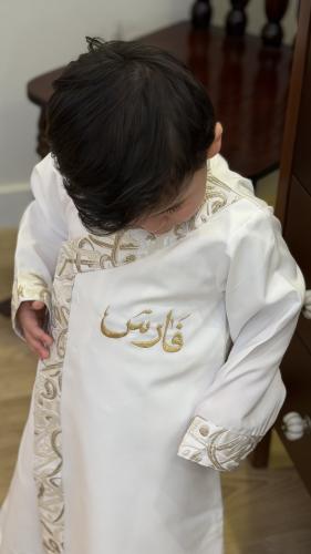 دقلة أطفال أبيض بتطريز على الأمام والأكمام