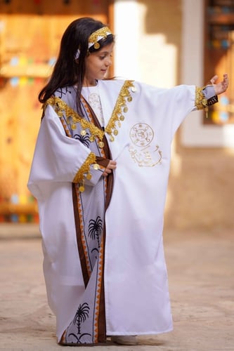 بشت أبيض بناتي متزين بقماش السدو البني