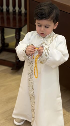 دقلة أطفال أبيض بتطريز على الأمام والأكمام