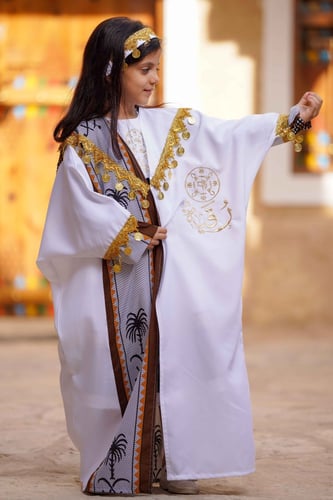 بشت أبيض بناتي متزين بقماش السدو البني