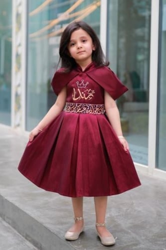 فستان عنابي برسمة كم