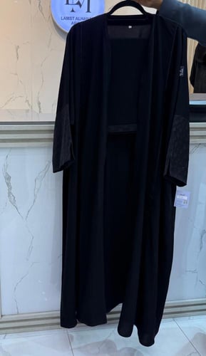 عبايه نص بشت أسود
