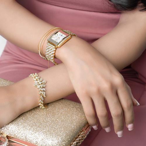ساعة مرصعة بأحجار الزركون