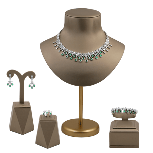 طقم ملفت مرصع بأحجار الزركون الأنيقة