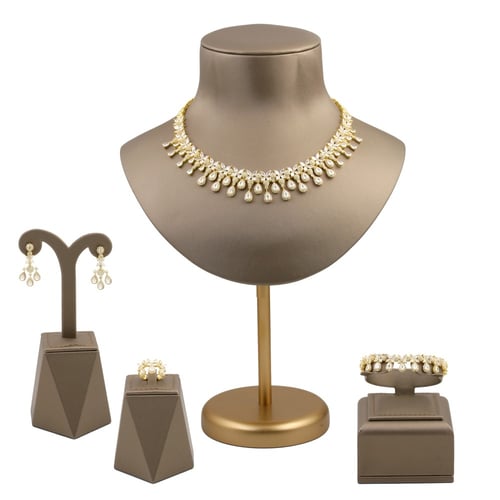 طقم ملفت مرصع بأحجار الزركون الأنيقة