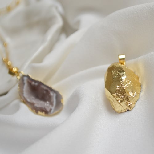 قطعة من الحجر الطبيعي ((لون اسود)) المطلي بالذهب ا...