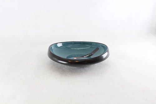 صحن بورسلان دائري اسود وتركوازي 14 سم