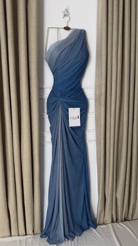 فستان سهرة أزرق بلمعة ناعمة وقصة ضيقة