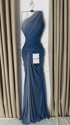 فستان سهرة أزرق بلمعة ناعمة وقصة ضيقة