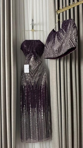 فستان سهرة بنفسجي داكن مع تطريز فضي