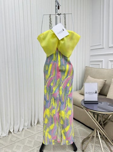 ‎فستان سهرة عصري ملون بفيونكة صفراء وسلسلة كريستال