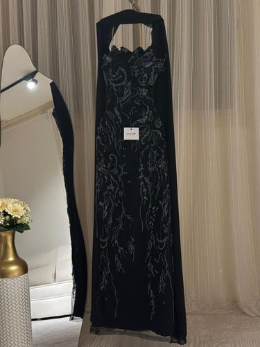 فستان سهرة أسود توب مطرز مع شال