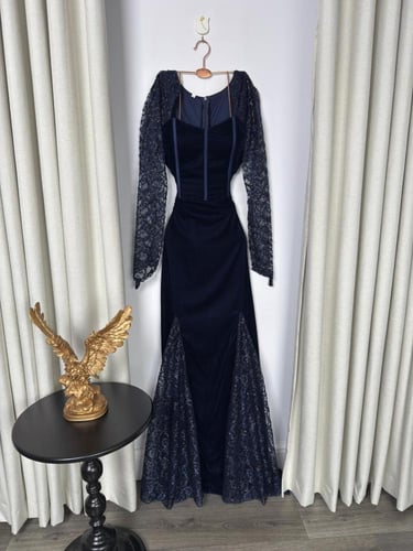 فستان شتوي مخمل كحلي دانتيل