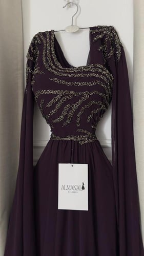 فستان عنابي داكن بتطريزوأكمام طويلة من الشيفون
