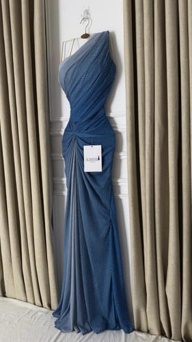 فستان سهرة أزرق بلمعة ناعمة وقصة ضيقة