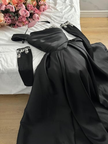 فستان سهرة ميكادو أسود فخم بتطريز كريستال وأكمام ط...