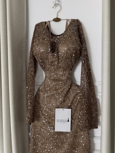 فستان بني مطرز بترتر لامع